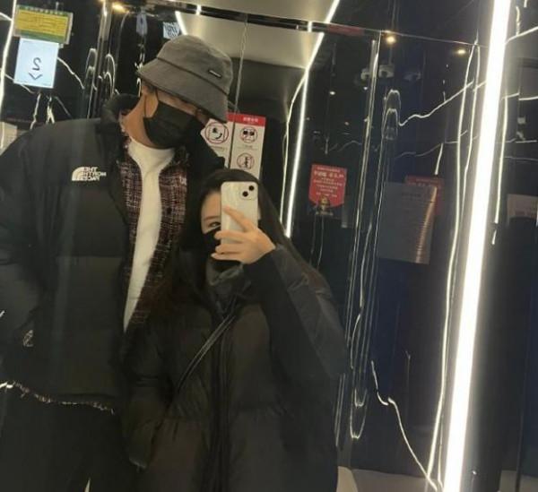 喜訊！1米5體操奧運冠軍官宣戀情，退役後更美了，男友高大帥氣