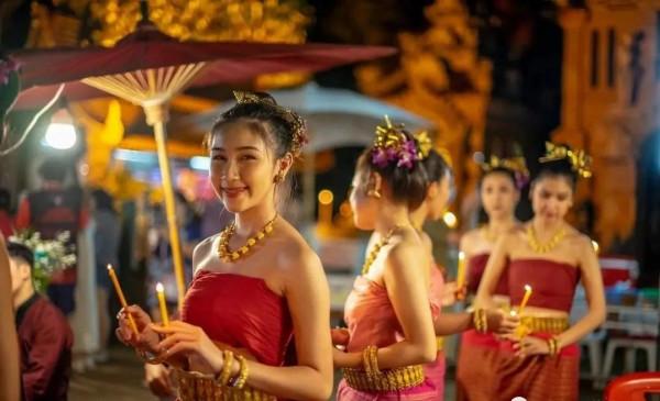 《沒有外國遊客的泰國水燈節，是什麼樣的？》