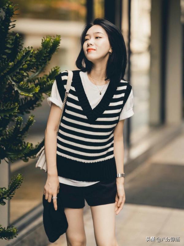 秋天，“針織衫”的洋氣穿法是這樣的，搭配半身裙簡約利落，真美