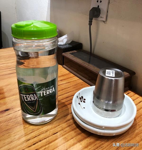 吃脊骨土豆鍋的精華不在於啃骨頭，而是最後的鍋底炒飯