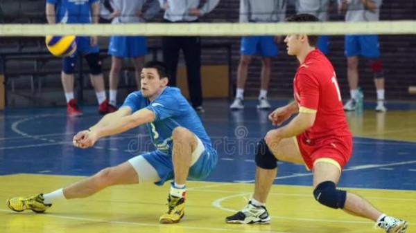 為什麼排球運動員救球時要翻滾呢？