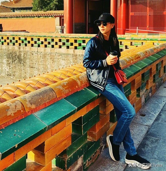 陳好復工拍大片!久違穿掛脖衫配掛肩睡袍,43歲萬人迷美得太高階 陳好復工拍大片!久違穿掛脖衫配掛肩睡袍,43歲萬人迷美得太高階