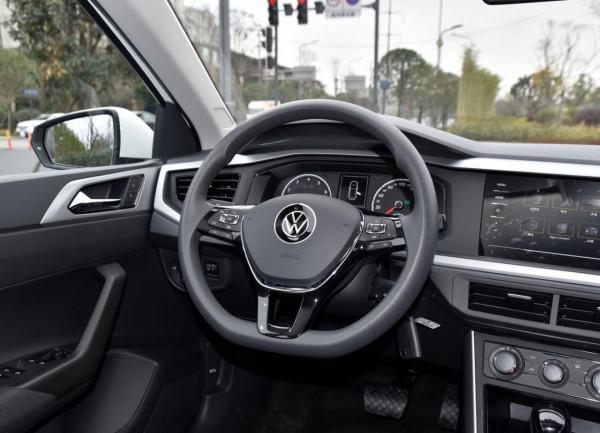 女白領們的最愛，省油耐用好停車，才9萬多的自動擋，帶你看polo