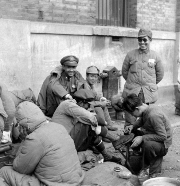 淮海戰役後期，後方緊急調80萬斤豬肉，400萬包香菸發到士兵手中