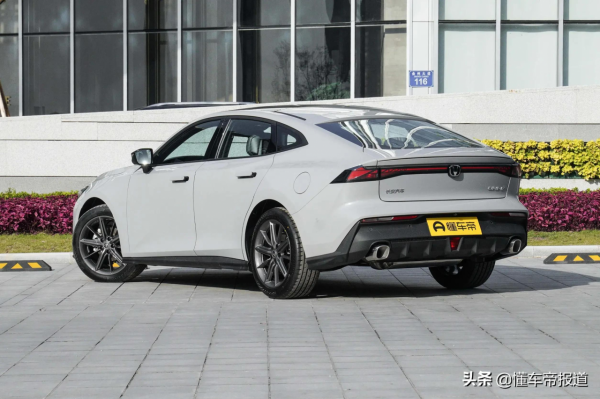 新車 &vert; 11&period;69萬元尊貴型最贊！長安UNI-V預售購車手冊