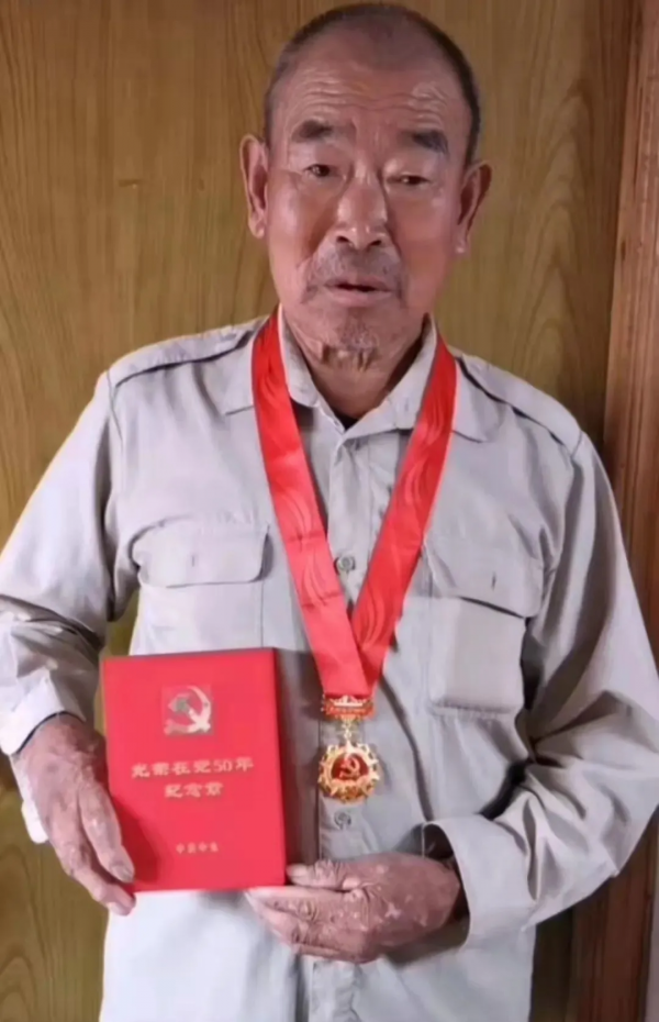 好樣的!他們像父輩那樣扛起了鋼槍 好樣的!他們像父輩那樣扛起了鋼槍