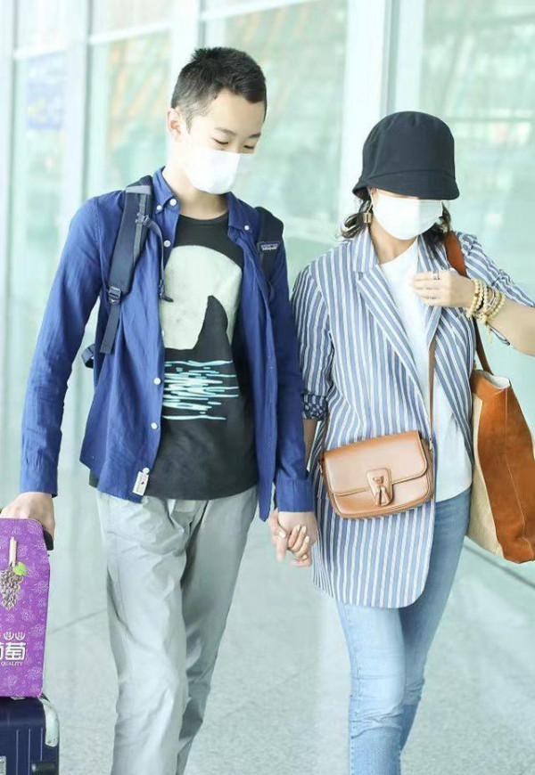 海清帶兒子“蛋妞”走機場，兒子身材高大氣質文藝，五官超像媽媽
