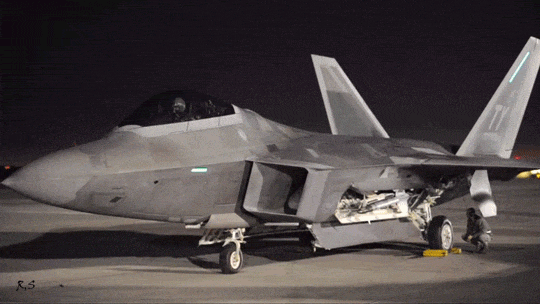 罕見，官方證實J16D強大足以匹敵F22，專家：F22單挑沒優勢