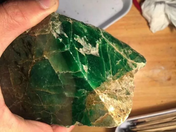 沒人惦記的原石,滿身是裂卻切出了一隻雞 沒人惦記的原石,滿身是裂卻切出了一隻雞