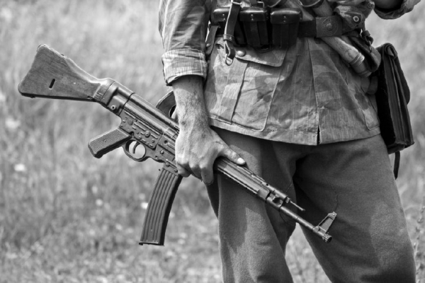 制空權的喪失，加上“假冒偽劣”產品，二戰德軍彈藥供應不足