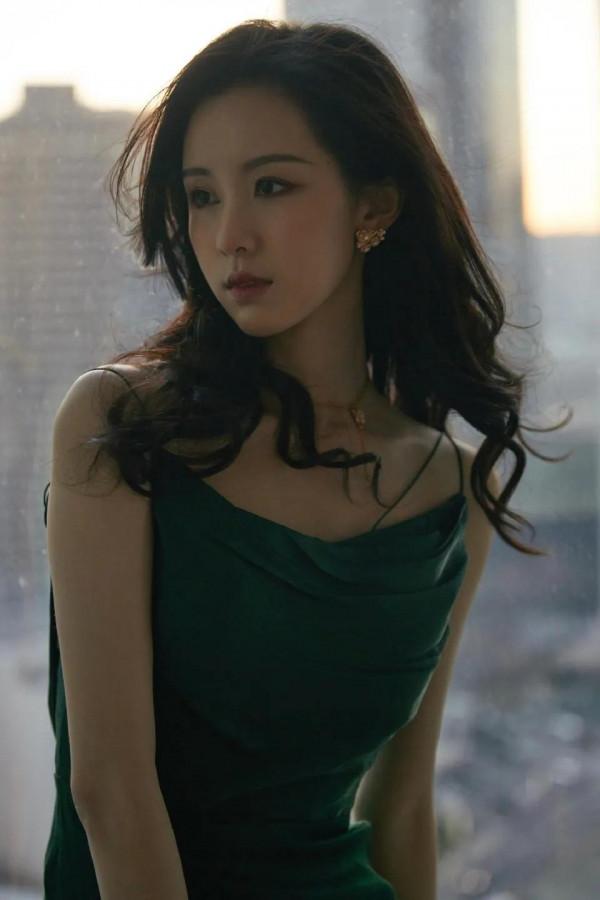 靈動少女陳都靈綠色百褶裙，清爽而復古，越來越有女人味