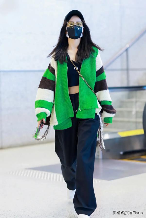 佟麗婭真脫胎換骨!穿露臍裝國慶走機場,離婚後打扮時髦似小姑娘 佟麗婭真脫胎換骨!穿露臍裝國慶走機場,離婚後打扮時髦似小姑娘