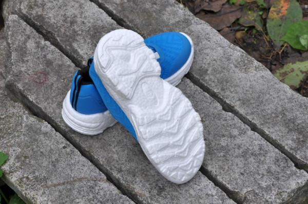 這是一雙適合中大童的跑鞋,輕彈透氣,旋鈕繫帶更方便穿脫 這是一雙適合中大童的跑鞋,輕彈透氣,旋鈕繫帶更方便穿脫