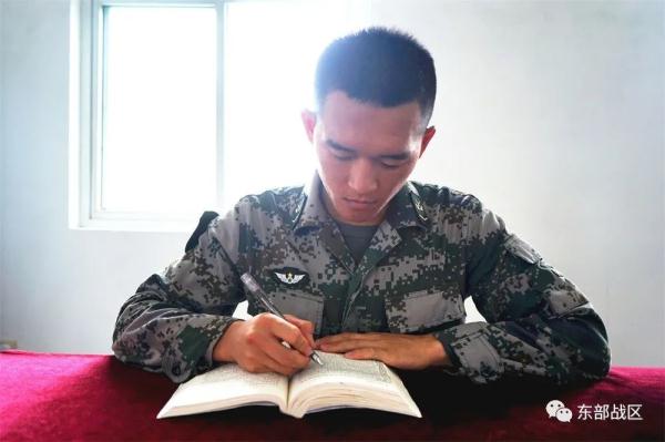 他當兵第二年榮立三等功，這次又連奪3塊金牌