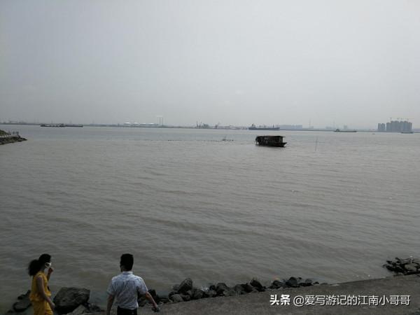 沿著岸邊的步道，貼近廣闊的自然水域，開始在海鷗島上的環島騎行