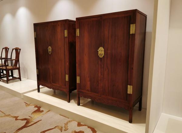 濃妝淡抹總相宜，黃花梨方角櫃上別樣風景