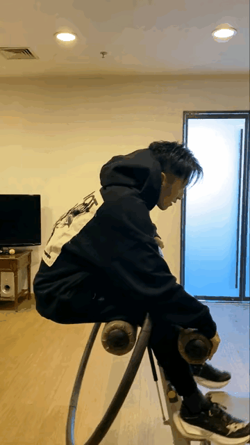 謝霆鋒空中轉呼啦圈,《飛虎3》滿屏荷爾蒙,內娛男星何時捲起來 謝霆鋒空中轉呼啦圈,《飛虎3》滿屏荷爾蒙,內娛男星何時捲起來