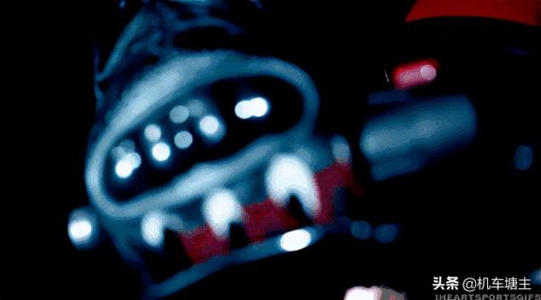 在越野路面騎行時，騎手應該注意哪些技巧？