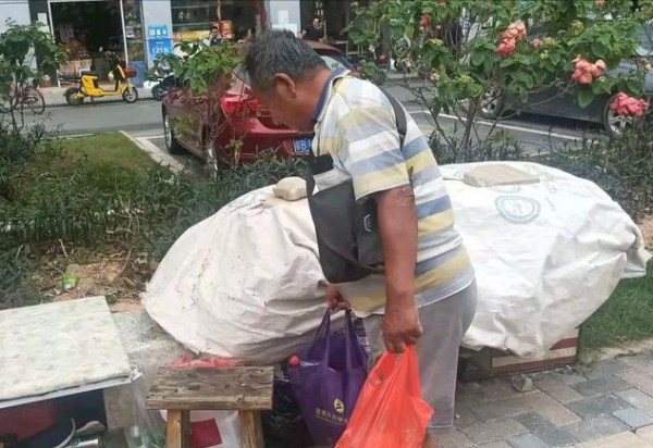 千萬身家總裁流落街頭，撿垃圾還債生活淒涼，妻子：他不值得同情