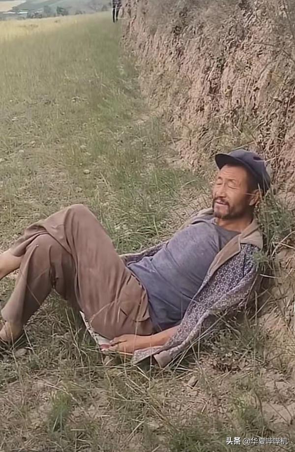 為了博眼球，有人賣慘有人吃板磚，有人卻吃出了儀式感