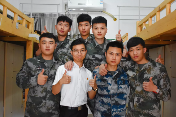 宿舍全是退役軍人！網友：“海陸空”三軍匯合了