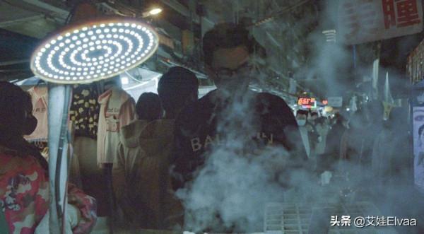 劉愷威收工逛夜市，穿毛衣配牛仔褲吃路邊攤，挎皮包似“老幹部”