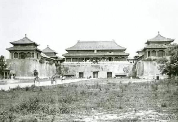 紫禁城也叫故宮，這個地方曾經居住過24個皇帝，是明清時期的皇宮