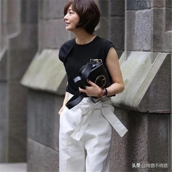 越簡約、越高階！這位52歲日本主婦的“極簡穿搭”，照著穿保準美