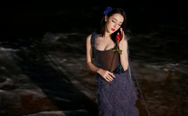 2021迪麗熱巴紅毯造型，突破自己美不停