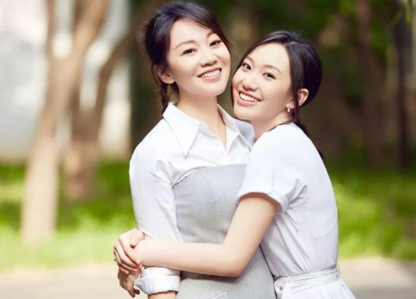 50歲閆妮現身家鄉做代言！素顏出鏡面板蠟黃，泥濘中走路仍帶微笑