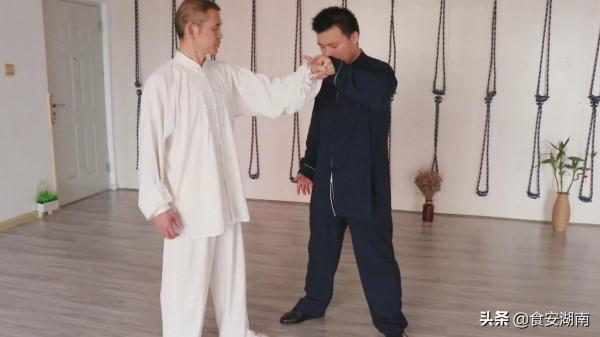 太極單手側面纏絲功是一種複合勁，攻防一起，防守與攻擊同時發動