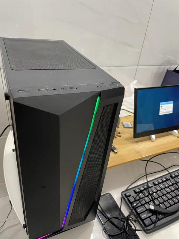 500多的主機，流暢吃雞是不可能了，全特效破百幀LOL還是小意思