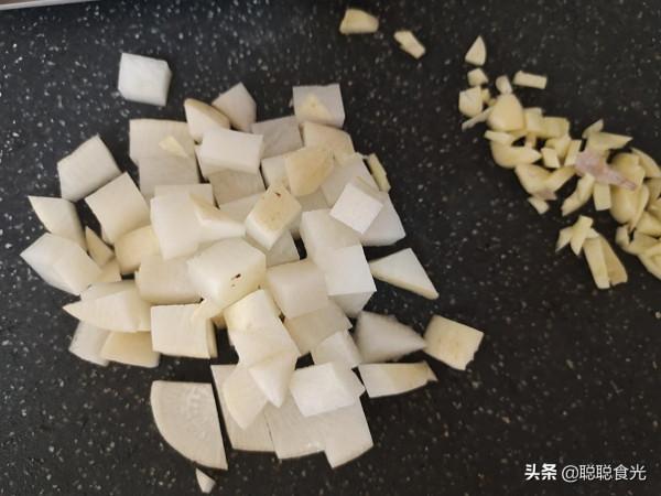 天冷了想“嗦粉”，教你家常魚粉的做法，酸辣爽滑，好吃解饞