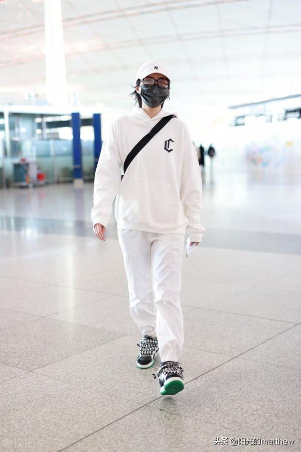 姚安娜全白look簡約舒適頭戴棒球帽口罩遮面低調出行