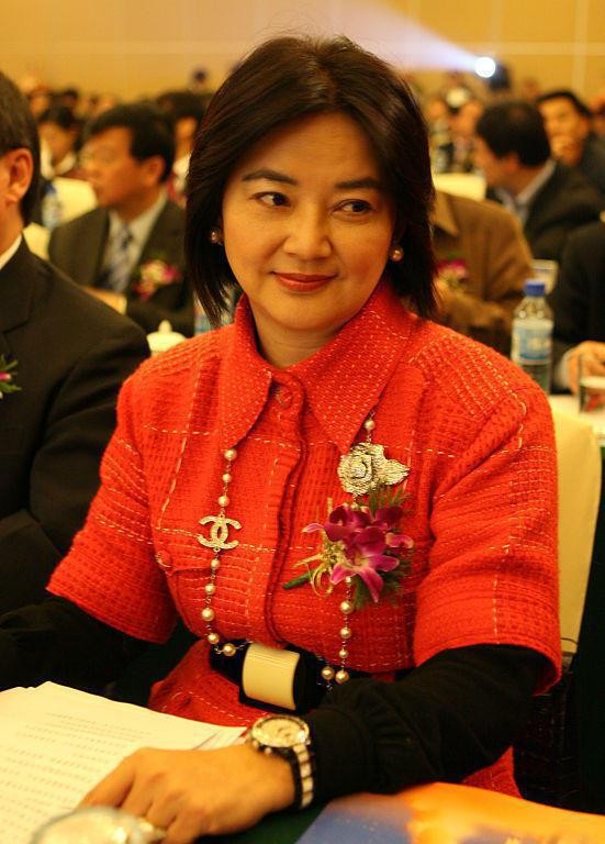 胡慧中的氣質真沒咋變，60多歲也不看出有皺紋，穿紅色看著挺洋氣