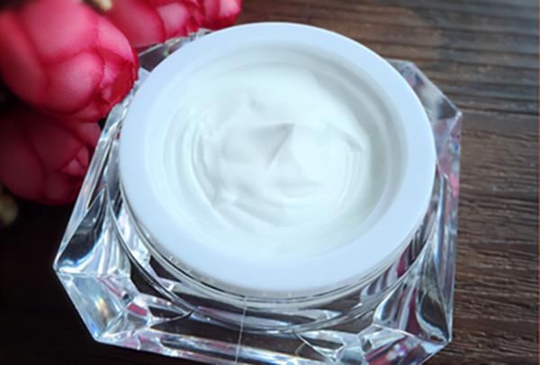 秋季面板乾燥，怎樣化素顏妝，讓人看起來白裡透紅，水潤有氣色，