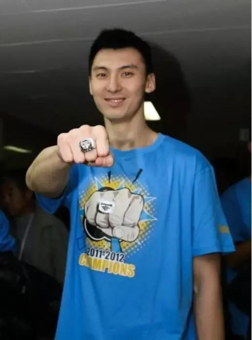 拉著四歲兒子的手離世，緬懷那個33歲的生命