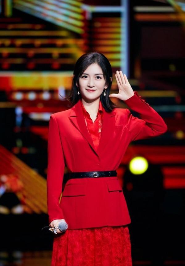 謝娜今年春晚爆冷門！離開湖南衛視，穿公主風禮服高調現身東方臺
