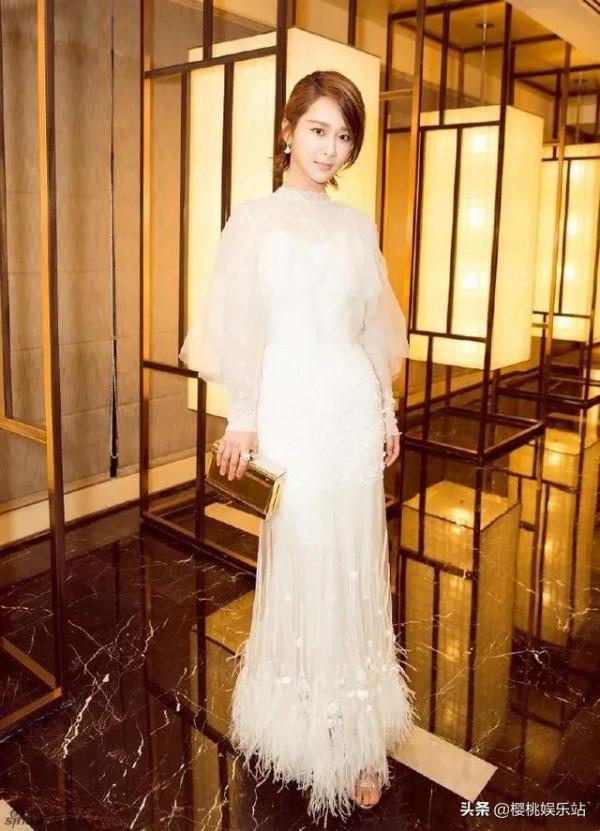 楊紫驚豔美圖，小猴子長大了，笑容甜美