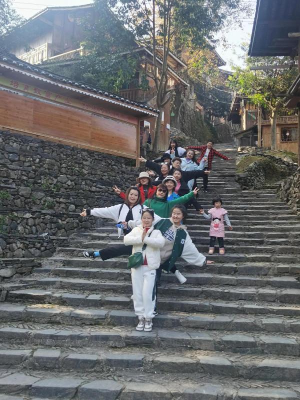 昨天有一夥人在這裡幹……