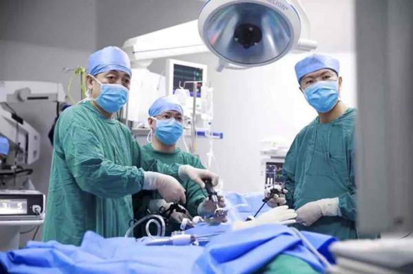 兩位癌症患者，1個在醫院傾盡所有，1個到處遊山玩水，誰做得對？