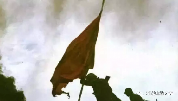 槍林彈雨中，他是一個好旗手