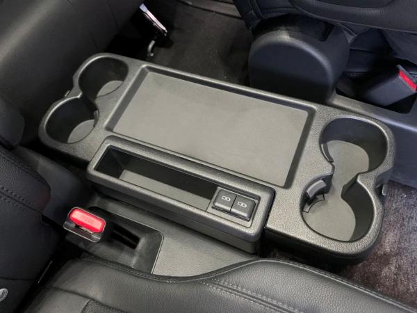 用賓士C級的價格，買這麼大一輛MPV，你說賽那值不值？