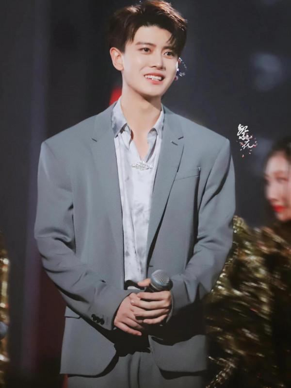 被男明星笑容治癒的瞬間：肖戰任嘉倫太溫暖，看到成毅賞心悅目