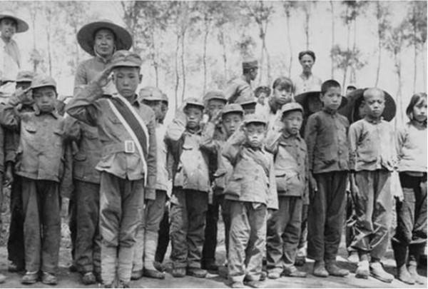 小姑娘冒險給紅軍送信，建國後毛主席邀她進京，她挑倆麻袋就去了