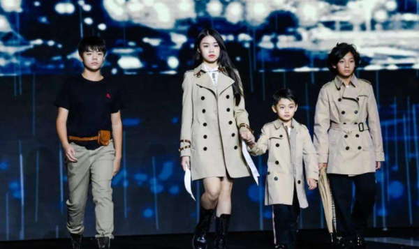 ABCD媽：哈佛畢業在家帶娃，丈夫出身財閥家庭，他們家到底多有錢