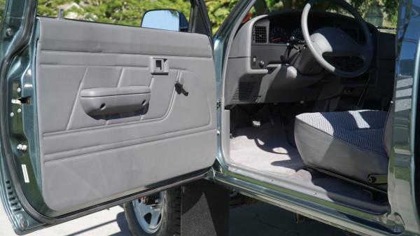 廢棄穀倉發現時間膠囊,僅行駛93英里的1993年豐田Hilux皮卡 廢棄穀倉發現時間膠囊,僅行駛93英里的1993年豐田Hilux皮卡