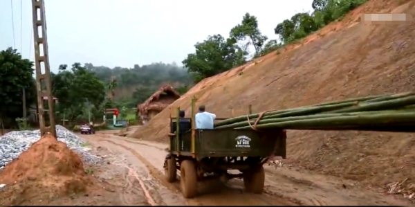 這就是越南山區的神仙爛路:沒車敢走,只有靠中國拖拉機爬坡拉貨 這就是越南山區的神仙爛路:沒車敢走,只有靠中國拖拉機爬坡拉貨