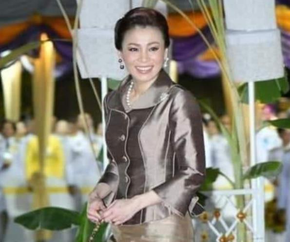 蘇提達王后曬開工照，15款經典造型美翻了，榮升為泰絲宣傳大使