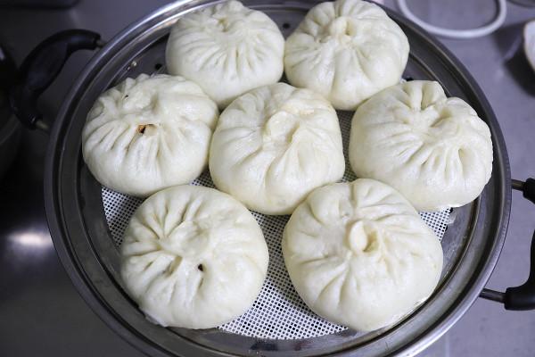 醬香濃郁的豬肉粉條包子,這麼做倍兒香,玩兒似的吃3個沒過癮 醬香濃郁的豬肉粉條包子,這麼做倍兒香,玩兒似的吃3個沒過癮